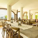 Le Rose, Villa